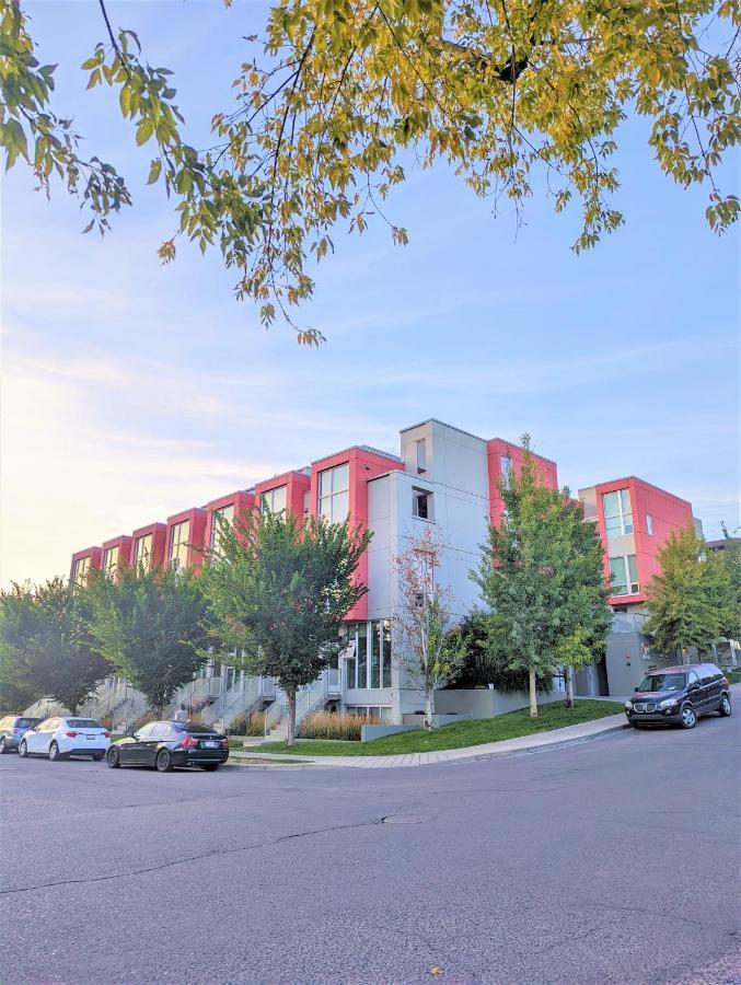 Monki Di Executive Suites: Luxury City Home with Rooftop Patio Calgary Exterior photo