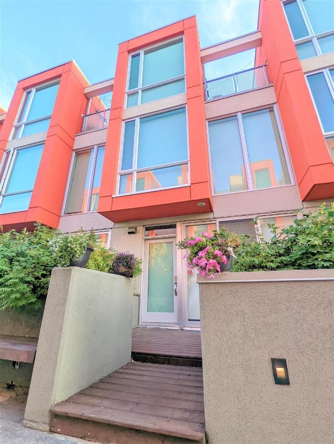 Monki Di Executive Suites: Luxury City Home with Rooftop Patio Calgary Exterior photo